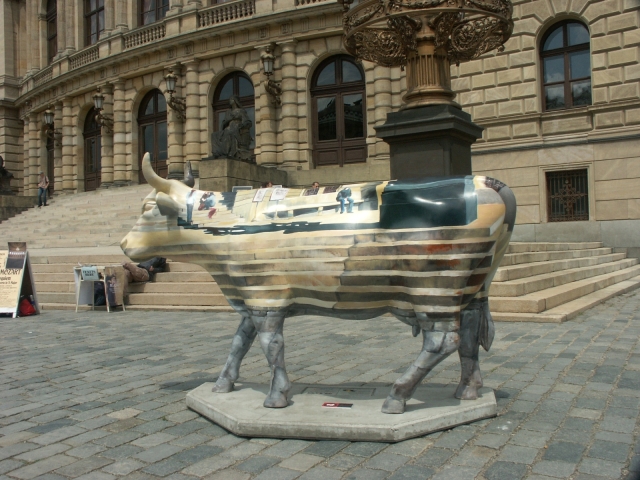 12_prazska_krava.jpg - [en]Cow in Prague[sk]Pražská krava
