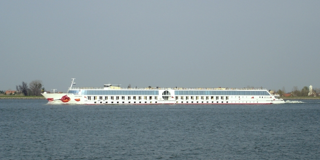 dsc00885.jpg - [en]Ship on the Danube[sk]Loď na Dunaji
