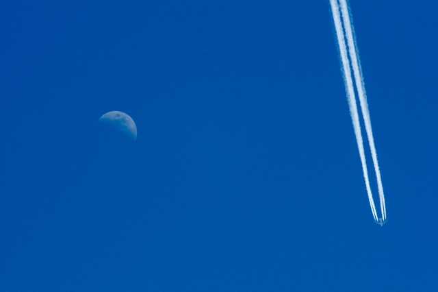 _DSC0582.jpg - [en]Moon and the airplane[sk]Mesiac a lietadlo